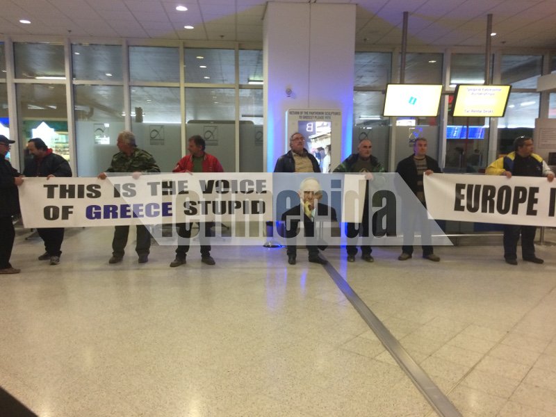 Αγρότες εισέβαλαν στο «Ελ. Βενιζέλος» -Σήκωσαν πανό [αποκλειστικές εικόνες] | iefimerida.gr 3