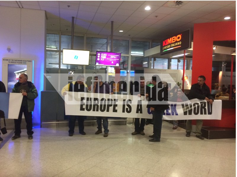 Αγρότες εισέβαλαν στο «Ελ. Βενιζέλος» -Σήκωσαν πανό [αποκλειστικές εικόνες] | iefimerida.gr 1