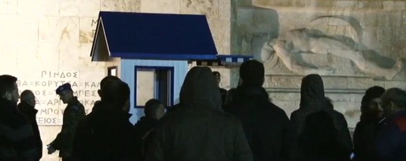 Οι Εύζωνες αναγκάστηκαν να «μετακομίσουν» στη Βουλή λόγω αγροτών [εικόνα & βίντεο] | iefimerida.gr 1