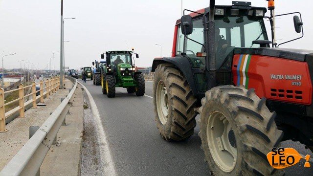 Σε κλοιό η Θεσσαλονίκη -Αγρότες «πλημμύρισαν» με 380 τρακτέρ την πόλη | iefimerida.gr 0