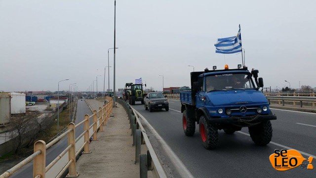 Σε κλοιό η Θεσσαλονίκη -Αγρότες «πλημμύρισαν» με 380 τρακτέρ την πόλη | iefimerida.gr 1