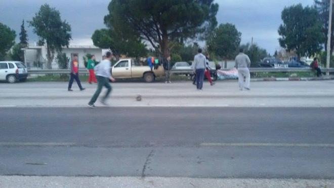 Πάτρα: Το 'ριξαν στην μπάλα πάνω στην Εθνική Οδό οι αγρότες [εικόνες] | iefimerida.gr 1