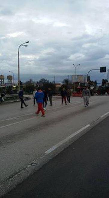 Πάτρα: Το 'ριξαν στην μπάλα πάνω στην Εθνική Οδό οι αγρότες [εικόνες] | iefimerida.gr 0