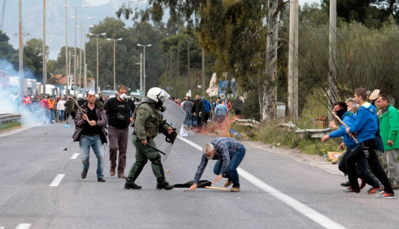 Αγρότης στο Χαϊδάρι διαμαρτυρήθηκε κατεβάζοντας τα παντελόνια του! [εικόνες] | iefimerida.gr 0