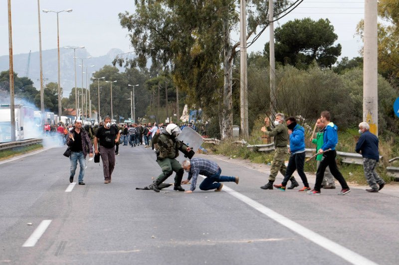 Αγρότης στο Χαϊδάρι διαμαρτυρήθηκε κατεβάζοντας τα παντελόνια του! [εικόνες] | iefimerida.gr 1