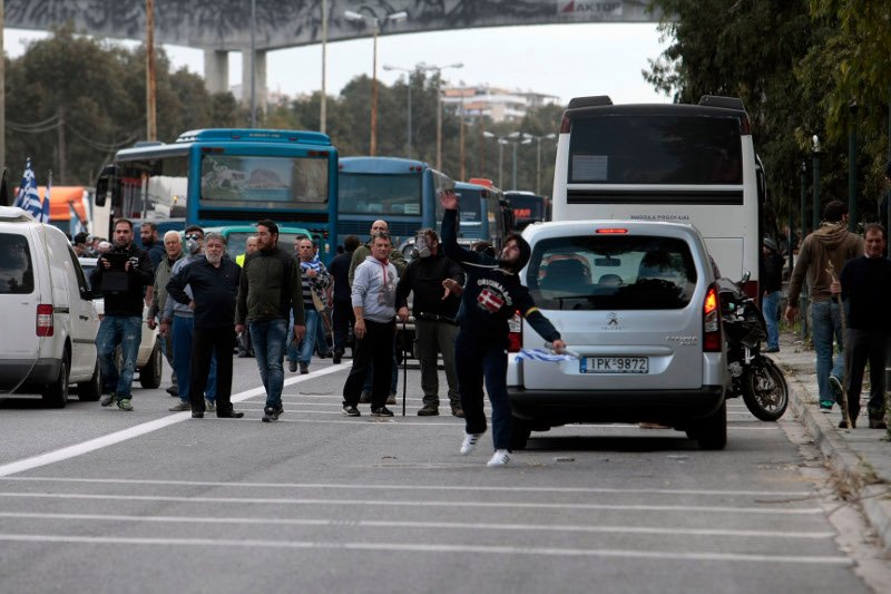 Αγρότης στο Χαϊδάρι διαμαρτυρήθηκε κατεβάζοντας τα παντελόνια του! [εικόνες] | iefimerida.gr 2
