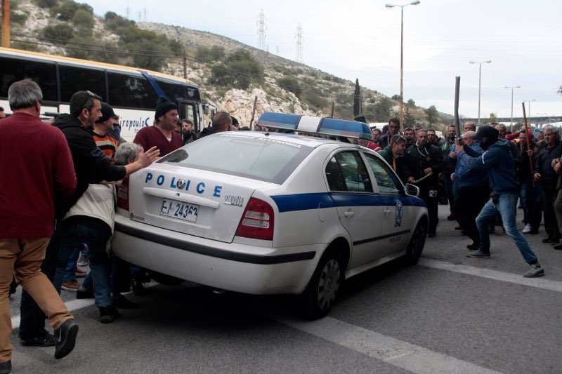 Αγρότης στο Χαϊδάρι διαμαρτυρήθηκε κατεβάζοντας τα παντελόνια του! [εικόνες] | iefimerida.gr 3