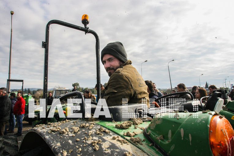 Αγρότες με... στιλ στα μπλόκα της Ηλείας [εικόνες] | iefimerida.gr 1