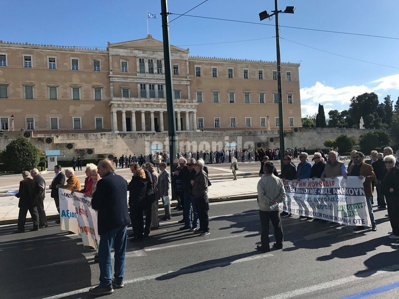 Συνταξιούχοι έξω από το υπουργείο Εργασίας: Απαιτούμε όλα τα κομμένα δώρα και τα αναδρομικά [εικόνες] | iefimerida.gr 10