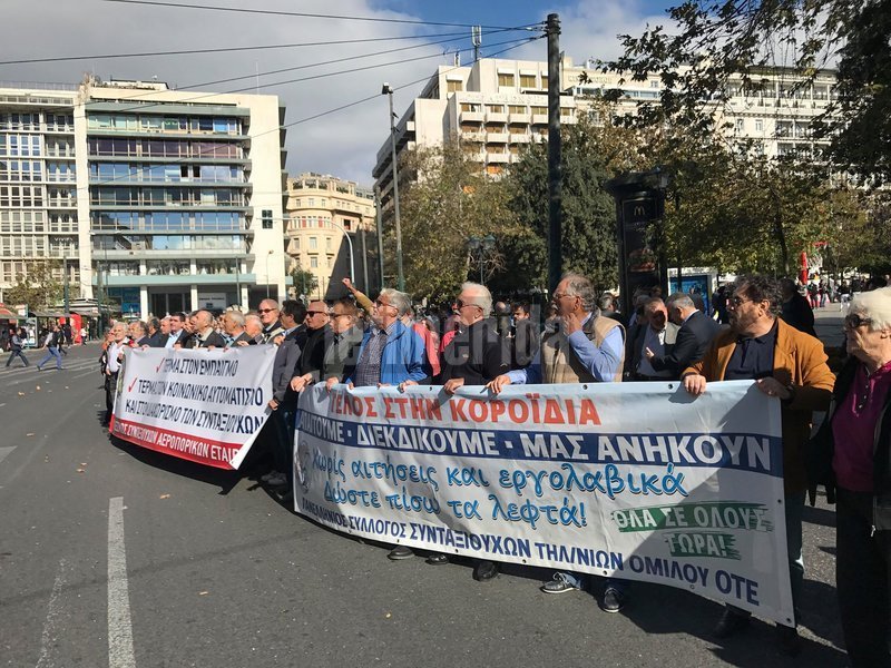 Πριν ξεκινήσουν την πορεία τους προς τη Βουλή, οι συνταξιούχοι επέδωσαν ψήφισμα με τα αιτήματα τους στο γραφείο της υπουργού Έφης Αχτσιόγλου