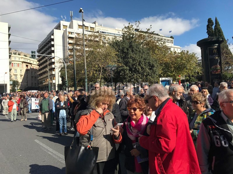 Συνταξιούχοι έξω από το υπουργείο Εργασίας: Απαιτούμε όλα τα κομμένα δώρα και τα αναδρομικά [εικόνες] | iefimerida.gr 8