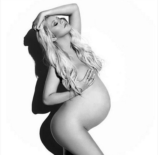 H Αγκιλέρα δεν «μαζεύεται» ούτε έγκυος -Προκλητική φωτογράφιση [εικόνες] | iefimerida.gr 0