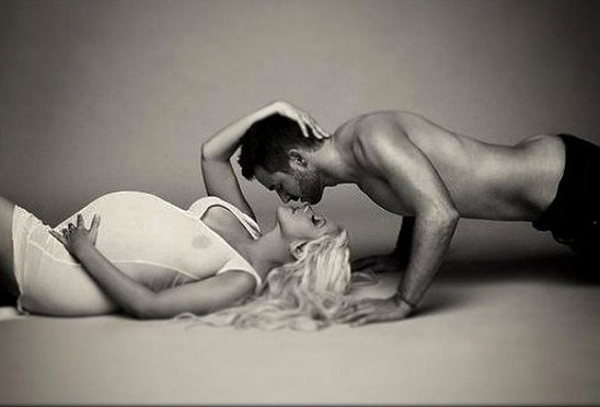 H Αγκιλέρα δεν «μαζεύεται» ούτε έγκυος -Προκλητική φωτογράφιση [εικόνες] | iefimerida.gr 1