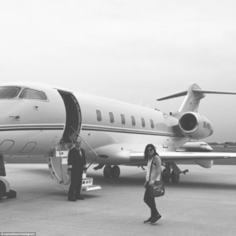 Οι χριστουγεννιάτικες διακοπές των πλουσιόπαιδων του Instagram -Σαμπάνιες, κουβέρτες Hermes και χρήμα [εικόνες] | iefimerida.gr 1