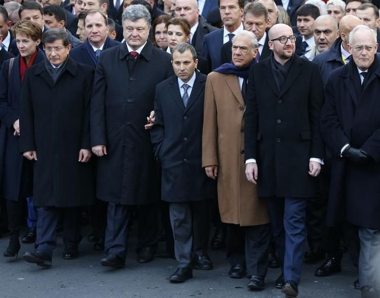 Tα τρία συγκλονιστικά σκίτσα που έφτιαξαν στο Charlie Hebdo πριν καταλήξουν στο εξώφυλλο | iefimerida.gr 3