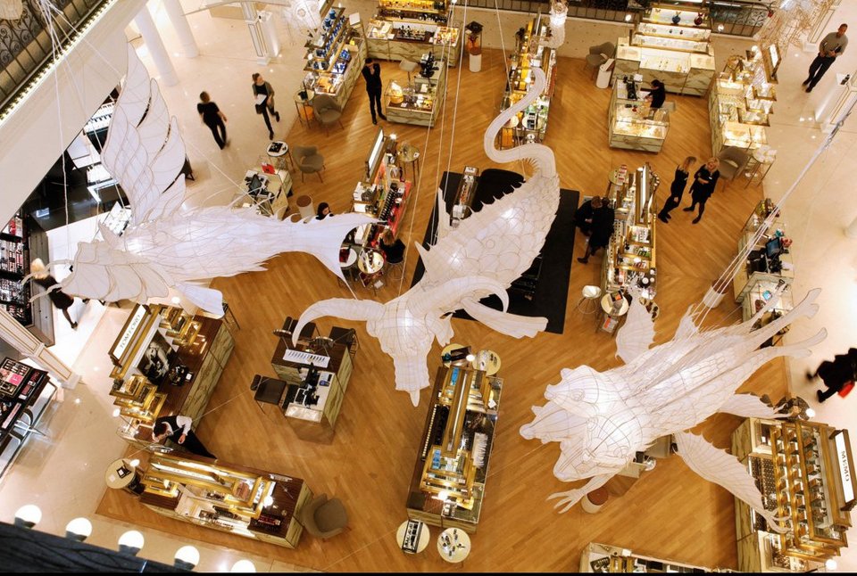 Ο «απαγορευμένος καλλιτέχνης» της Κίνας γέμισε με τέρατα μεγάλο κατάστημα στο Παρίσι [εικόνες] | iefimerida.gr 3