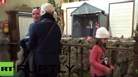 Ο μικρός Αϊλάν ως «θείο βρέφος» σε φάτνη εκκλησίας στη Μαδρίτη [εικόνες&βίντεο] | iefimerida.gr 1