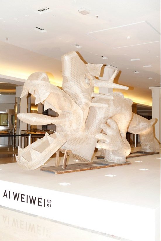 Ο «απαγορευμένος καλλιτέχνης» της Κίνας γέμισε με τέρατα μεγάλο κατάστημα στο Παρίσι [εικόνες] | iefimerida.gr 5