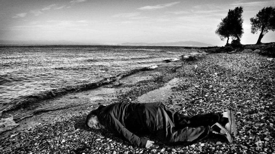 Πρόσφυγας κουρεύει τον καλλιτέχνη Ai Weiwei στην Ειδομένη [εικόνες] | iefimerida.gr 6