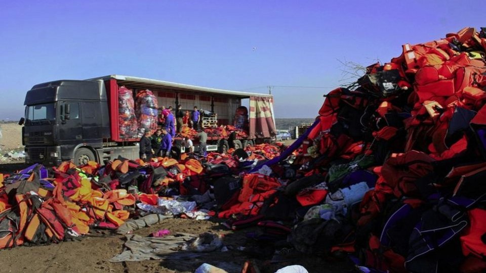 Πρόσφυγας κουρεύει τον καλλιτέχνη Ai Weiwei στην Ειδομένη [εικόνες] | iefimerida.gr 1