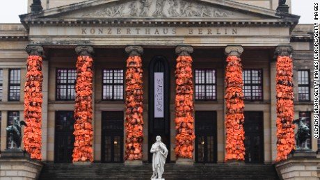 Πρόσφυγας κουρεύει τον καλλιτέχνη Ai Weiwei στην Ειδομένη [εικόνες] | iefimerida.gr 2