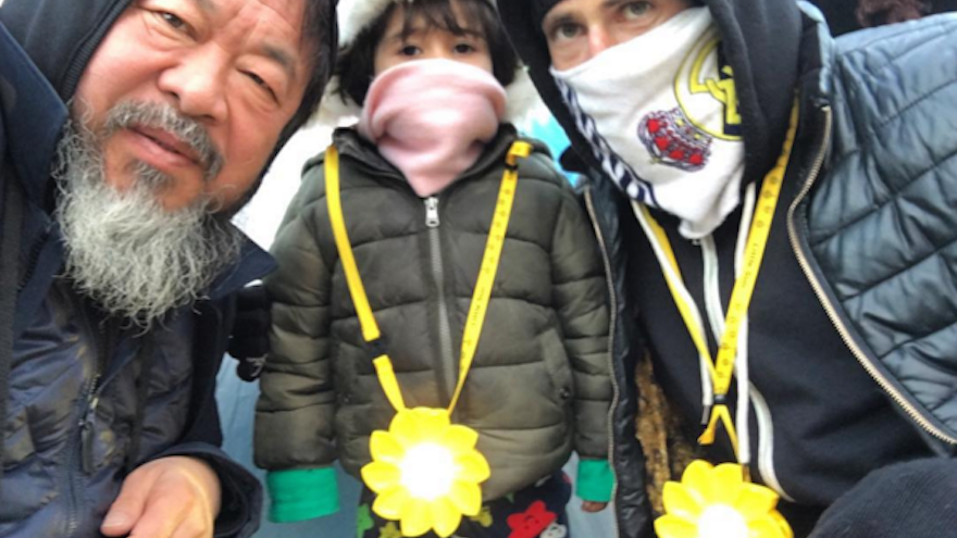 Ο Αϊ Γουέιγουεϊ κλείνει έκθεσή του στη Δανία γιατί οι πρόσφυγες παραδίδουν τα τιμαλφή τους [εικόνες] | iefimerida.gr 0