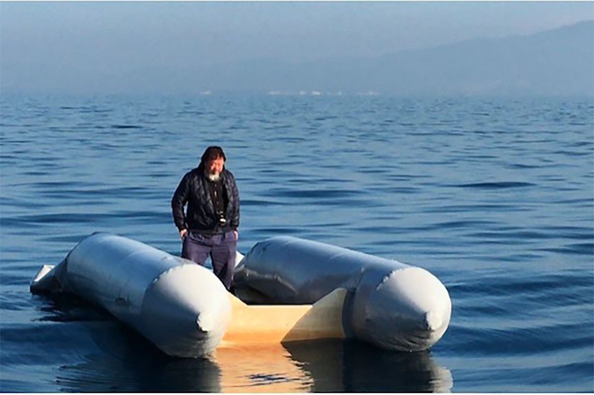 Ο Αϊ Γουέιγουεϊ κλείνει έκθεσή του στη Δανία γιατί οι πρόσφυγες παραδίδουν τα τιμαλφή τους [εικόνες] | iefimerida.gr 3