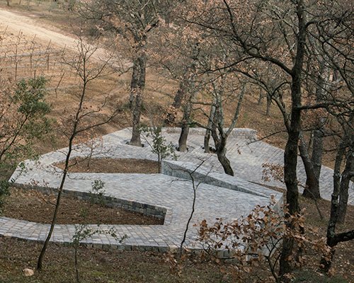 Ο Αϊ Γουέι Γουέι φτιάχνει μονοπάτια με πέτρες από το λιμάνι της Μασσαλίας [εικόνες]  | iefimerida.gr 0