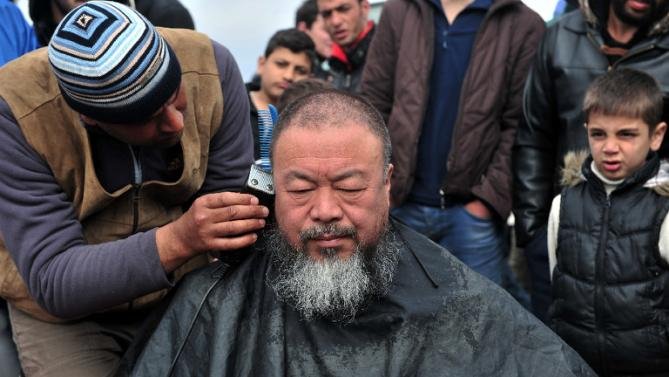 Πρόσφυγας κουρεύει τον καλλιτέχνη Ai Weiwei στην Ειδομένη [εικόνες] | iefimerida.gr 0