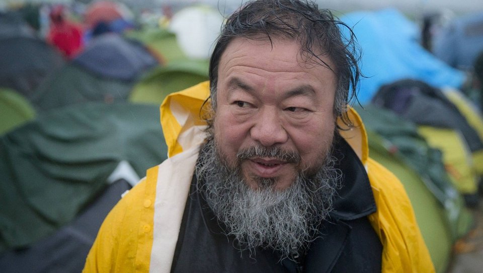 Πρόσφυγας κουρεύει τον καλλιτέχνη Ai Weiwei στην Ειδομένη [εικόνες] | iefimerida.gr 4