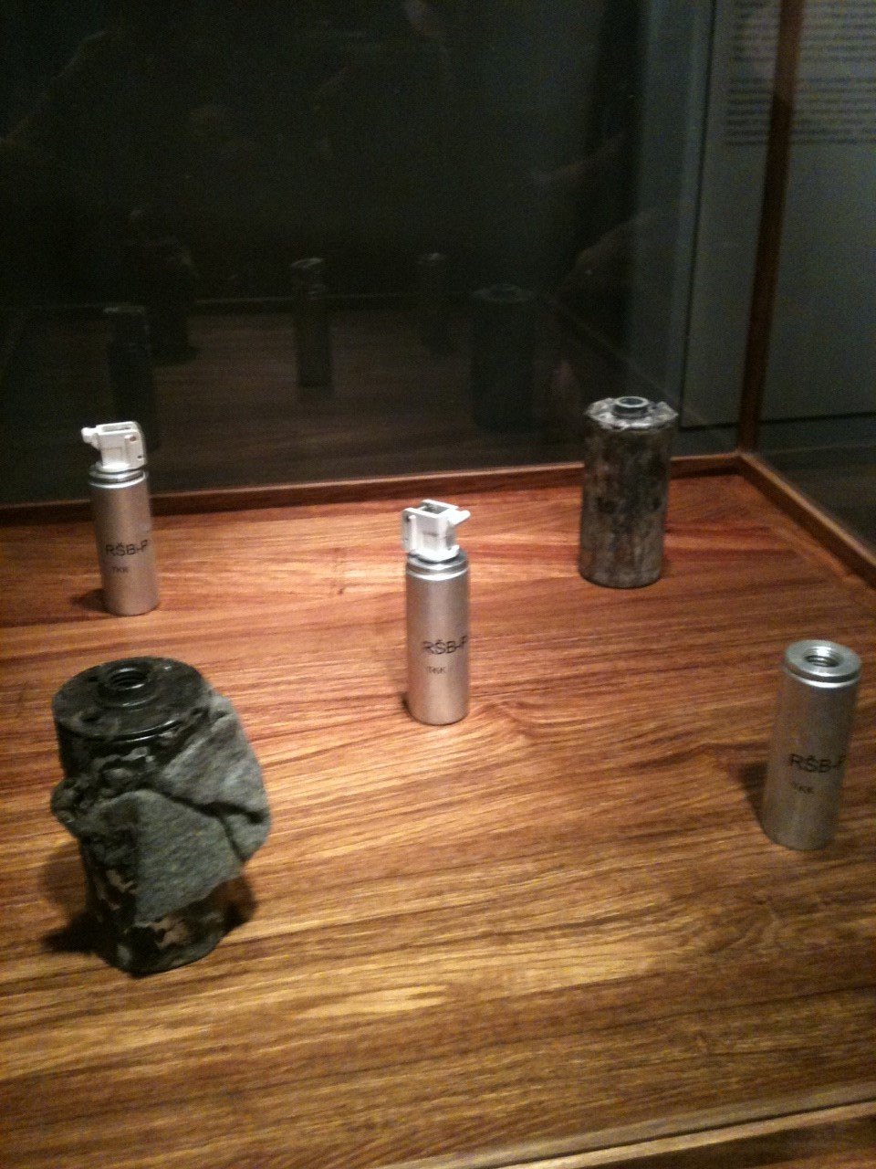 O Ai Wei Wei εκθέτει στο Κυκλαδικό: Από δακρυγόνα, μέχρι αγάλματα και φέρετρα[εικόνες] | iefimerida.gr 2