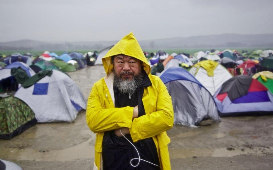 Πρόσφυγας κουρεύει τον καλλιτέχνη Ai Weiwei στην Ειδομένη [εικόνες] | iefimerida.gr 5