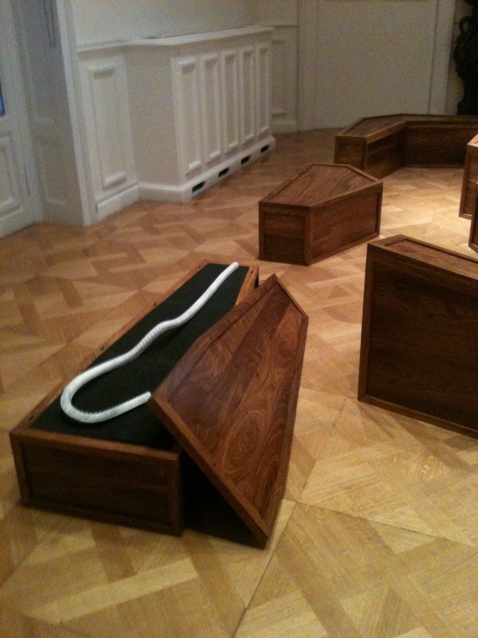 O Ai Wei Wei εκθέτει στο Κυκλαδικό: Από δακρυγόνα, μέχρι αγάλματα και φέρετρα[εικόνες] | iefimerida.gr 4