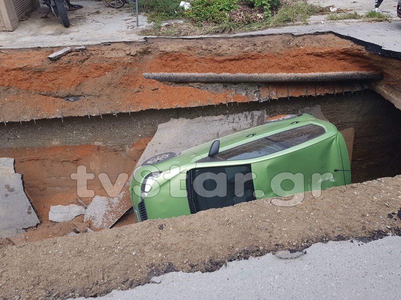 Αιδηψός: Ανοιξε η γη, αυτοκίνητο «χάθηκε» σε τεράστια τρύπα [εικόνες] | iefimerida.gr 0