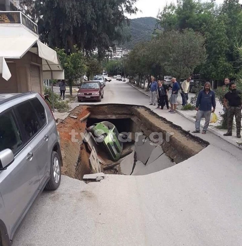 Αιδηψός: Ανοιξε η γη, αυτοκίνητο «χάθηκε» σε τεράστια τρύπα [εικόνες] | iefimerida.gr 1