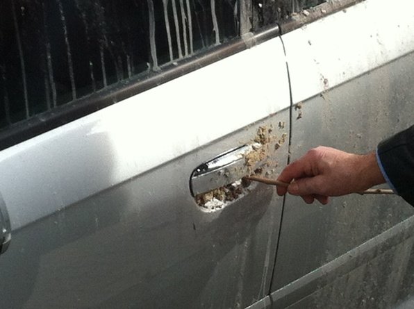 Περιέλουσαν με ακαθαρσίες το αυτοκίνητο του Χρήστου Αηδόνη [εικόνες] | iefimerida.gr 0