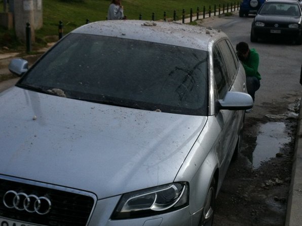 Περιέλουσαν με ακαθαρσίες το αυτοκίνητο του Χρήστου Αηδόνη [εικόνες] | iefimerida.gr 2