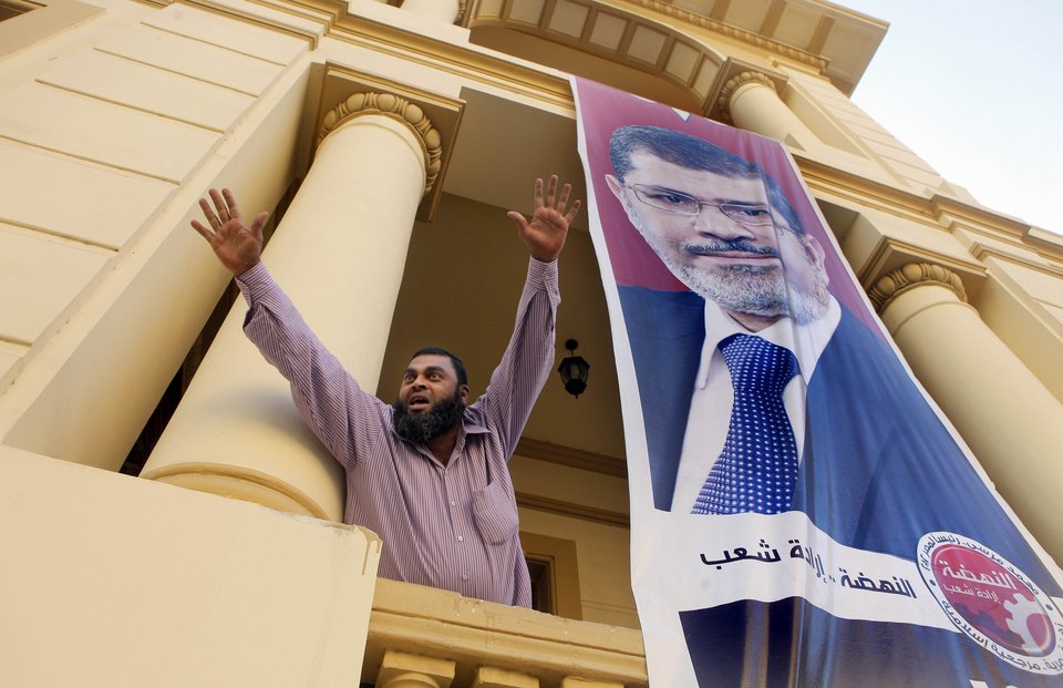 Πανηγυρισμοί στο Κάιρο για τη νίκη του Μοχάμεντ Μόρσι [εικόνες] | iefimerida.gr 1