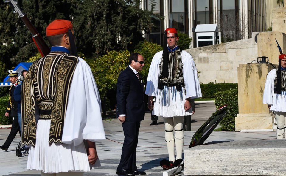 Γέμισε με Αιγύπτιους το Σύνταγμα -Ετρεξαν να δουν τον πρόεδρό τους [εικόνες] | iefimerida.gr 4