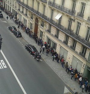 Συγκλονιστικές εικόνες: Ουρές αιμοδοτών για τα θύματα της επίθεσης στο Παρίσι [εικόνες] | iefimerida.gr 0