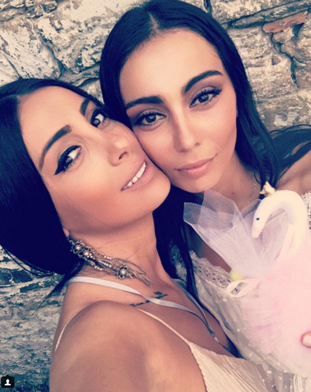 Σπανούλης-Χοψονίδου βάφτισαν την κόρη τους Αιμιλία σε... φλαμίνγκο βάφτιση εικόνες] | iefimerida.gr 4