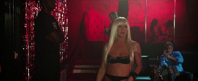 Το συγκλονιστικό στριπτίζ της Τζένιφερ Άνιστον μπροστά σε Μεξικάνους συμμορίτες [εικόνες+βίντεο]  | iefimerida.gr 3