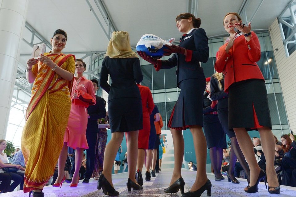 Έκλεψαν τις εντυπώσεις: Αεροσυνοδοί σε ρόλο μοντέλων [εικόνες&βίντεο]  | iefimerida.gr 0