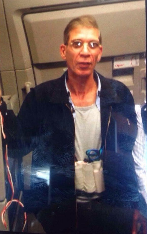 Ζώνη με θήκες κινητών τηλεφώνων και όχι με εκρηκτικά είχε ο αεροπειρατής [εικόνα] | iefimerida.gr 0