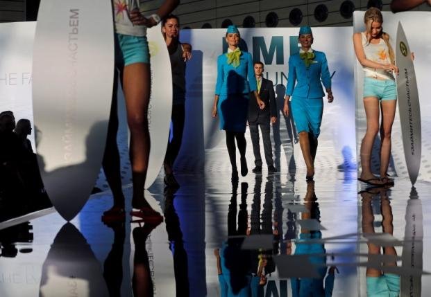 Έκλεψαν τις εντυπώσεις: Αεροσυνοδοί σε ρόλο μοντέλων [εικόνες&βίντεο]  | iefimerida.gr 2