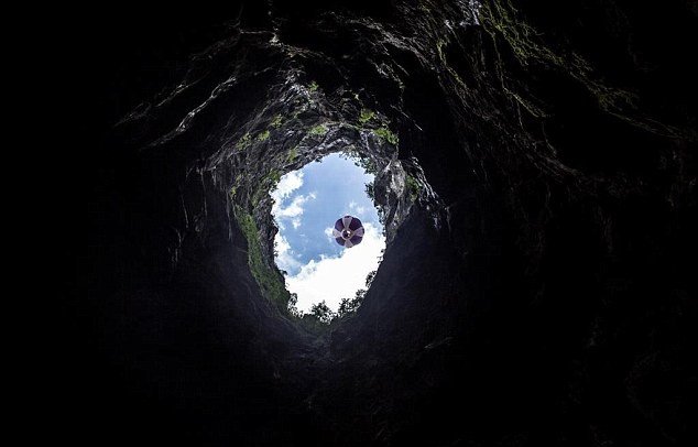 Ταξίδι από το κέντρο της Γης -Η πρώτη υπόγεια πτήση με αερόστατο [εικόνες] | iefimerida.gr 3