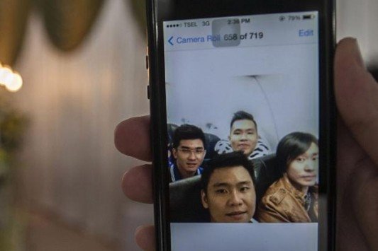 Η μακάβρια selfie: Τέσσερις φίλοι χαμογελούν λίγο πριν την τραγωδία της AirAsia [εικόνα] | iefimerida.gr 0