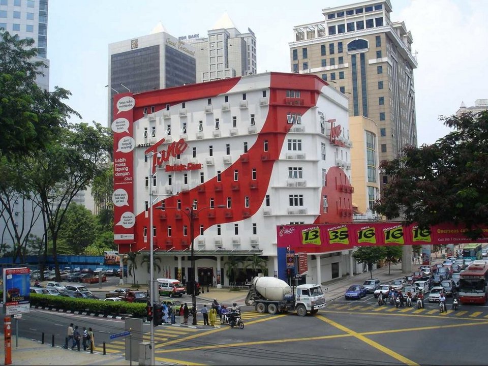 Ο άνθρωπος που με 29 σεντς δημιούργησε μία αυτοκρατορία -Η ιστορία της AirAsia που είναι στο επίκεντρο της νέας τραγωδίας [εικόνες] | iefimerida.gr 2