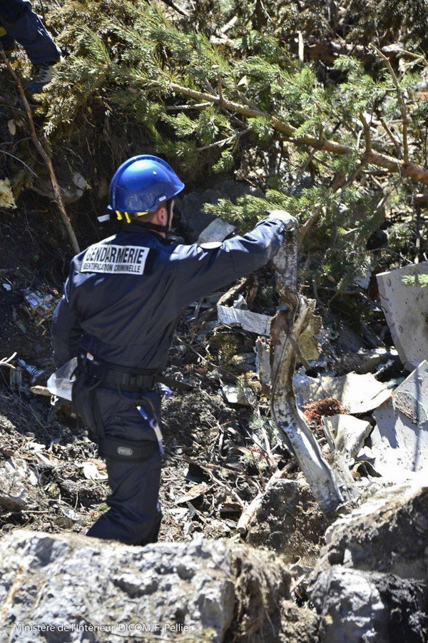 Πρόσωπο με πρόσωπο με τη φρίκη: Νέες συγκλονιστικές φωτογραφίες στα συντρίμμια του μοιραίου Airbus | iefimerida.gr 4