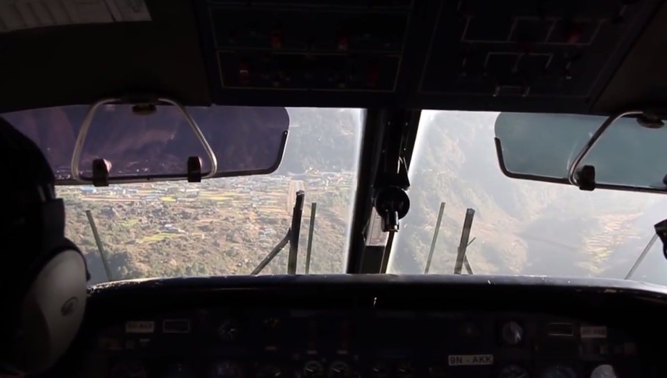 Ενα τρομακτικό βίντεο κάνει τον γύρο του κόσμου και δείχνει καρέ καρέ την στιγμή της προσγείωσης ενός αεροσκάφους στο πιο επικίνδυνο αεροδρόμιο στον κόσμο, στα Ιμαλάια.